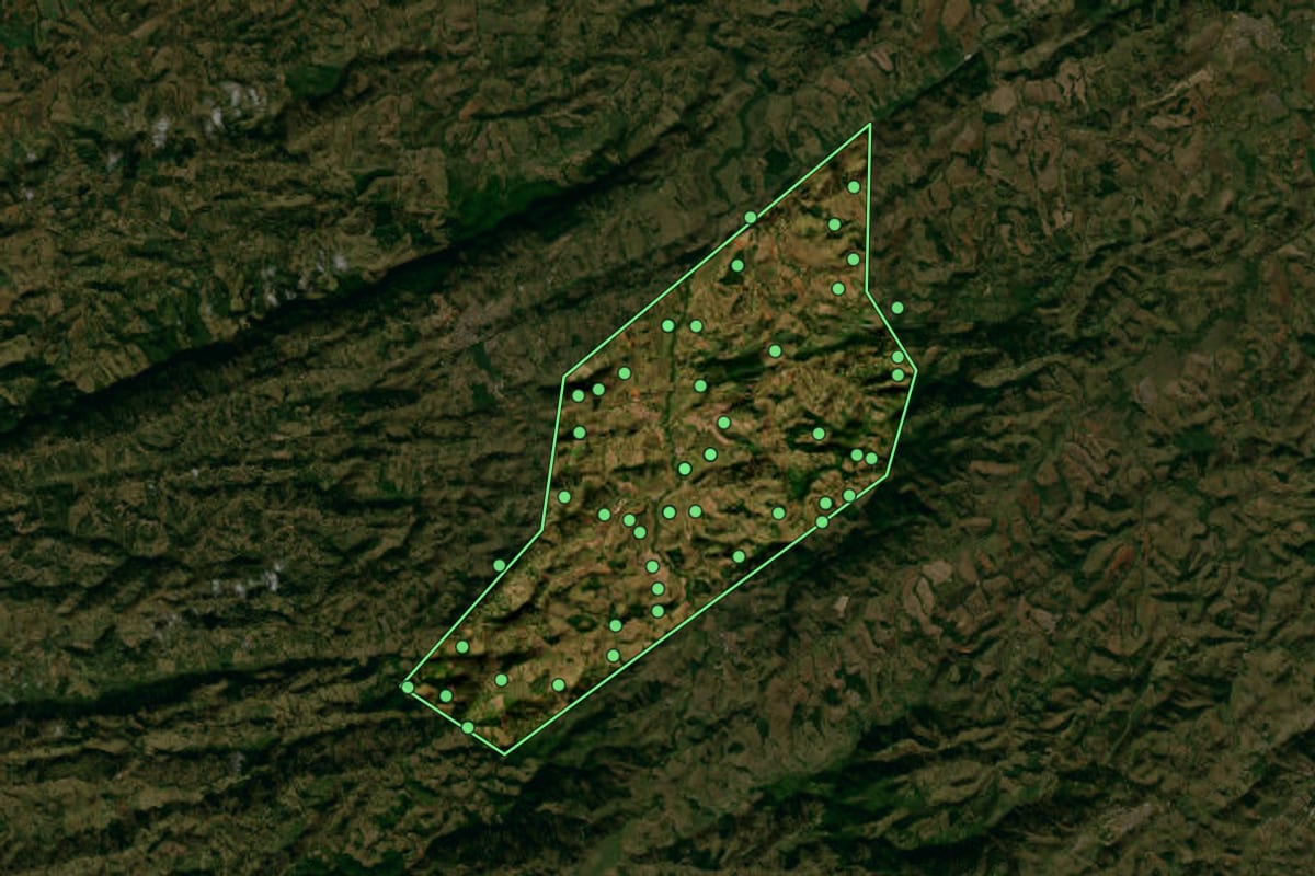 Imagem de satélite de Jesuânia (MG), com o contorno do município e a posição dos imóveis desta página.
