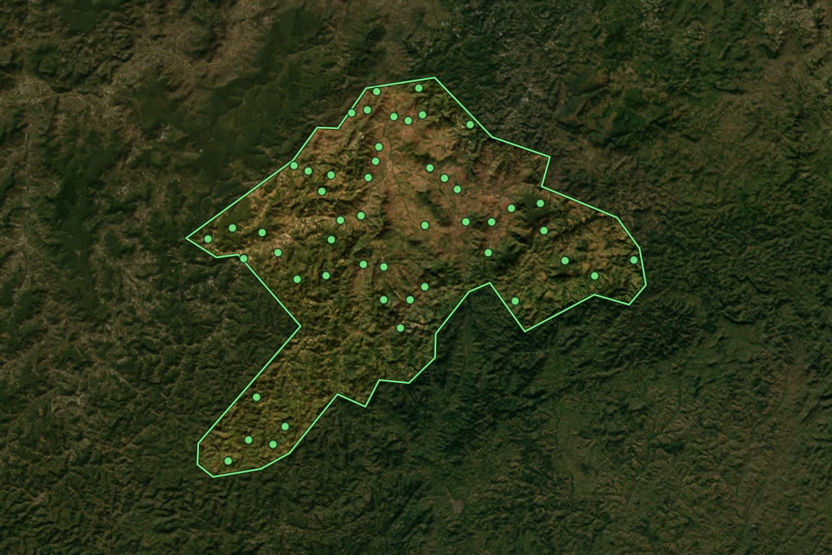 Imagem de satélite de Joaíma (MG), com o contorno do município e a posição dos imóveis desta página.