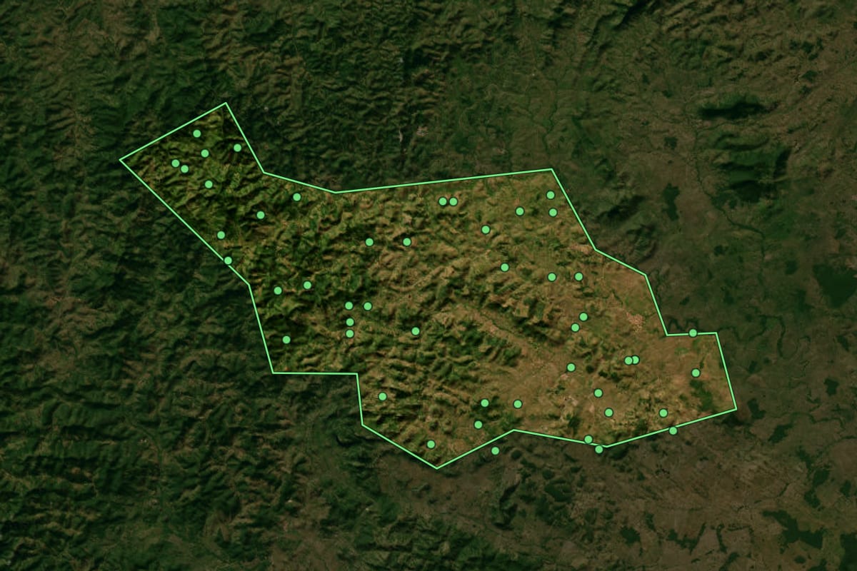 Imagem de satélite de Jordânia (MG), com o contorno do município e a posição dos imóveis desta página.