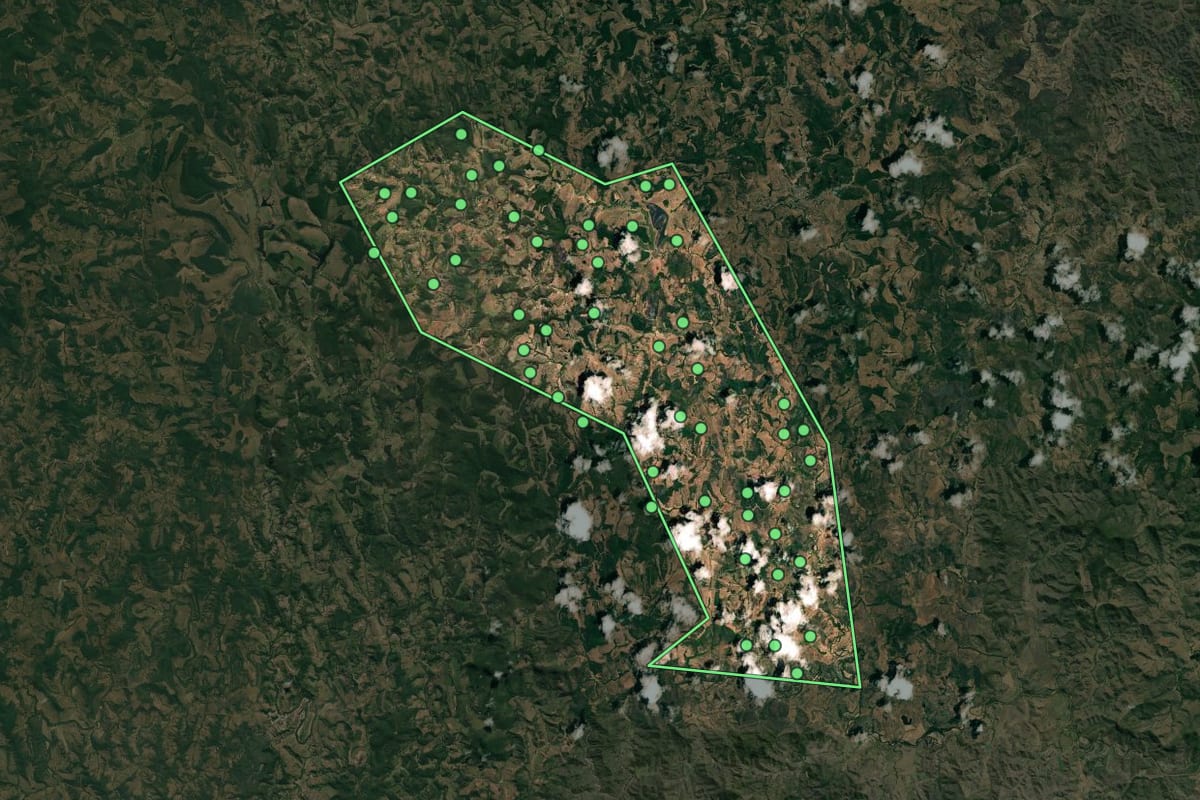 Imagem de satélite de José Raydan (MG), com o contorno do município e a posição dos imóveis desta página.