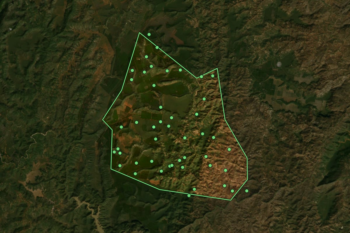 Imagem de satélite de Josenópolis (MG), com o contorno do município e a posição dos imóveis desta página.