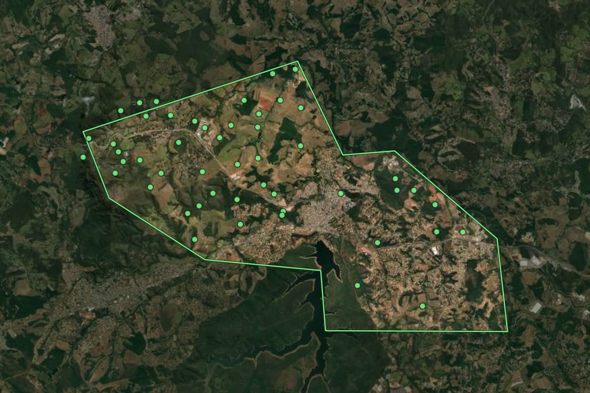 Imagem de satélite de Juatuba (MG), com o contorno do município e a posição dos imóveis desta página.
