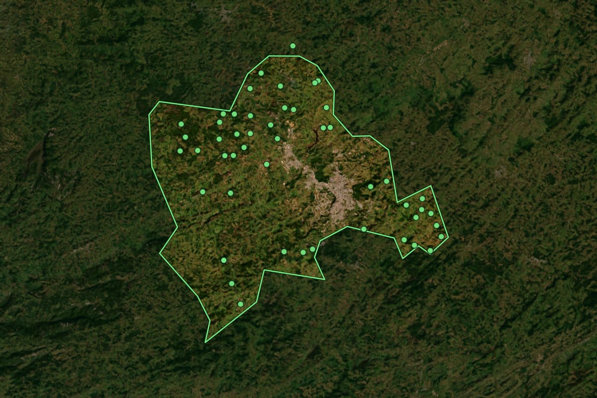 Imagem de satélite de Juiz de Fora (MG), com o contorno do município e a posição dos imóveis desta página.