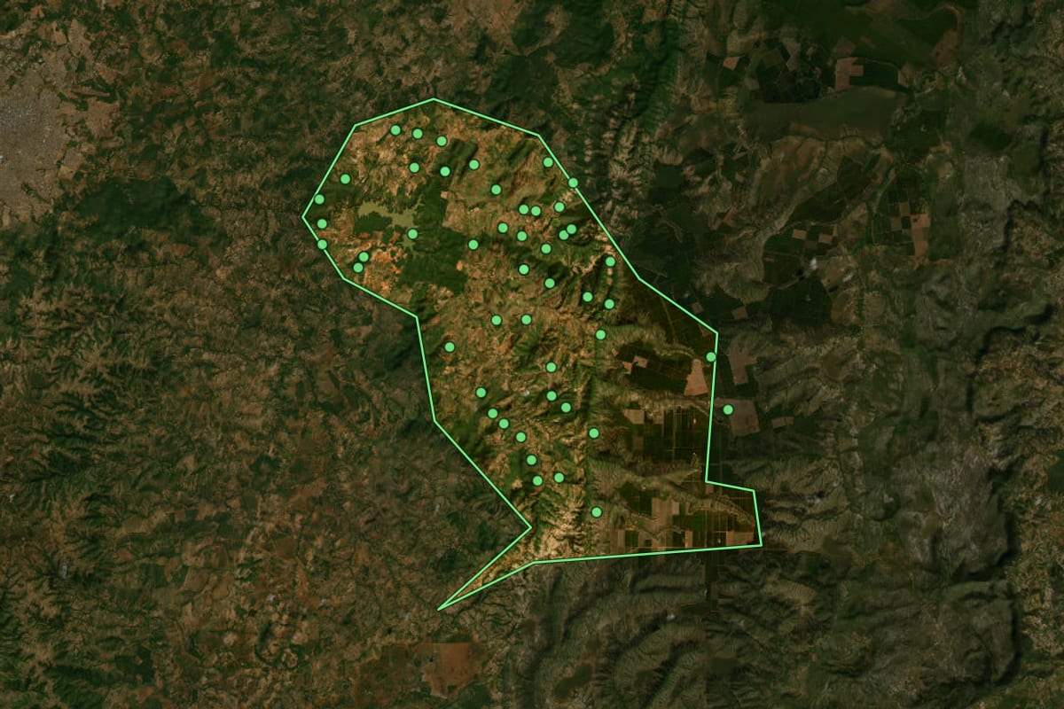 Imagem de satélite de Juramento (MG), com o contorno do município e a posição dos imóveis desta página.