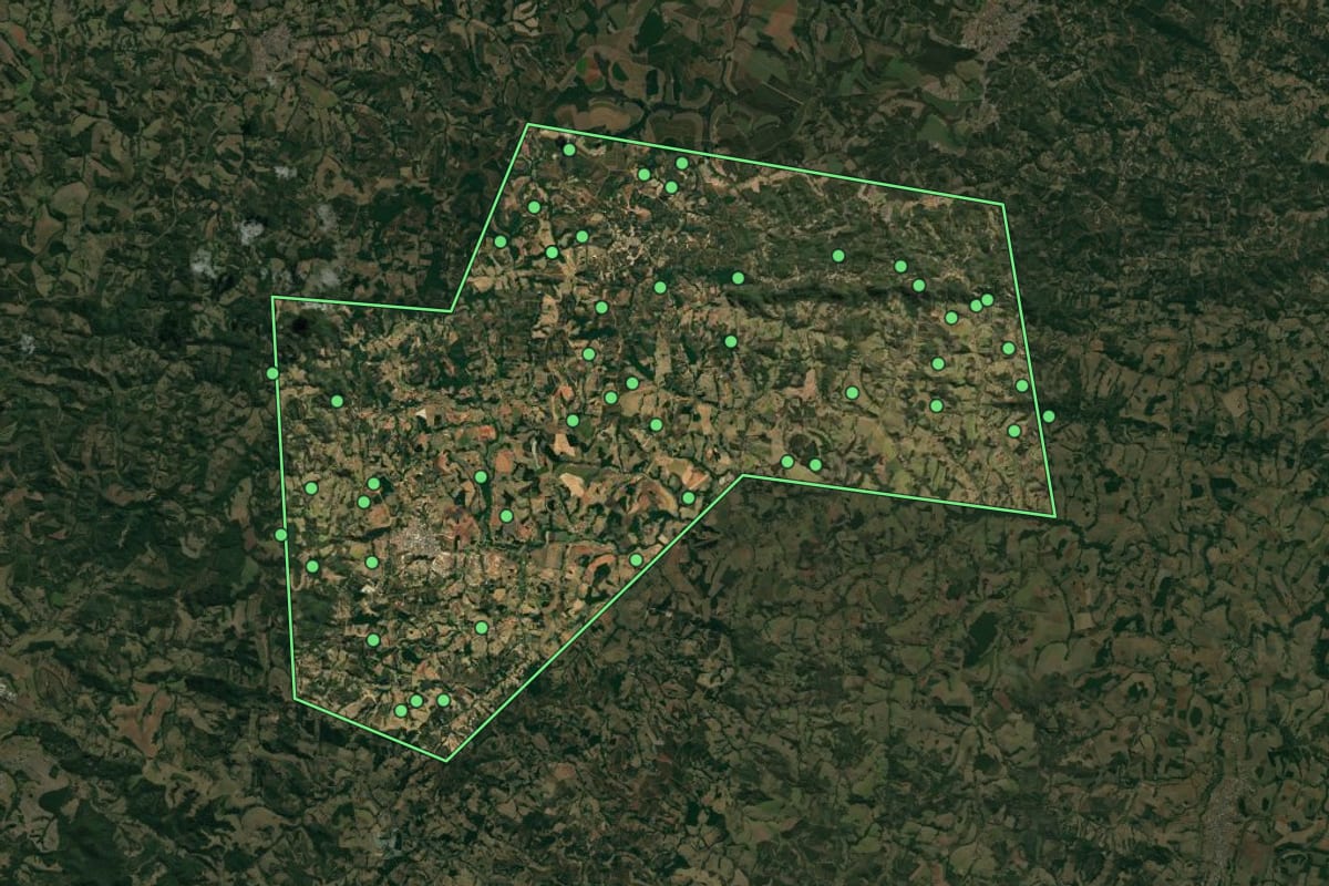 Imagem de satélite de Juruaia (MG), com o contorno do município e a posição dos imóveis desta página.