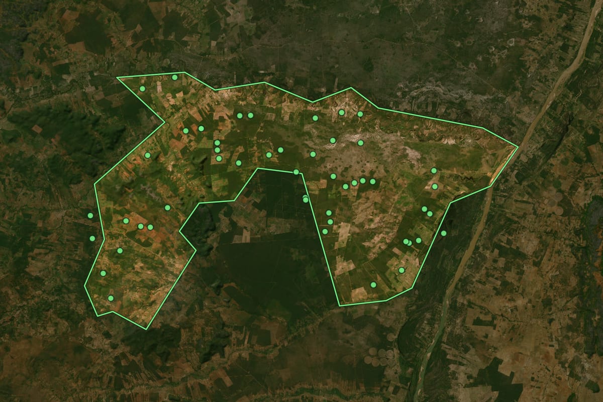 Imagem de satélite de Juvenília (MG), com o contorno do município e a posição dos imóveis desta página.
