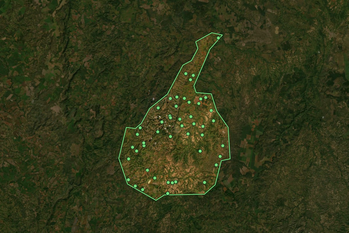 Imagem de satélite de Lagamar (MG), com o contorno do município e a posição dos imóveis desta página.