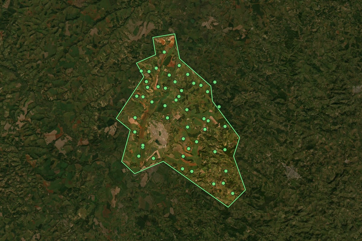 Imagem de satélite de Lagoa da Prata (MG), com o contorno do município e a posição dos imóveis desta página.