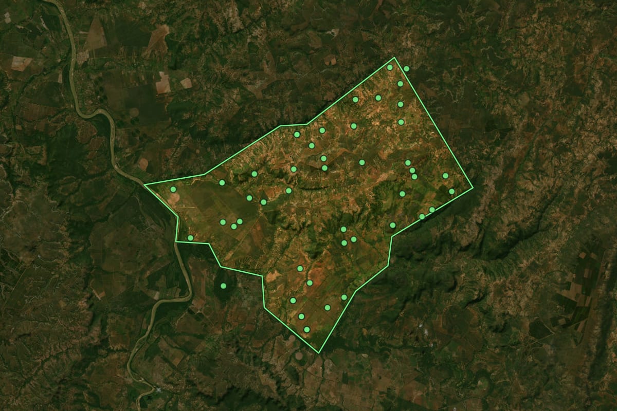 Imagem de satélite de Lagoa dos Patos (MG), com o contorno do município e a posição dos imóveis desta página.