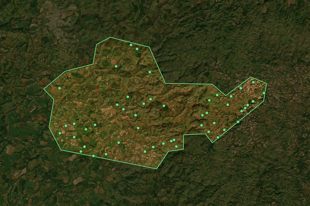 Imagem de satélite de Lagoa Formosa (MG), com o contorno do município e a posição dos imóveis desta página.