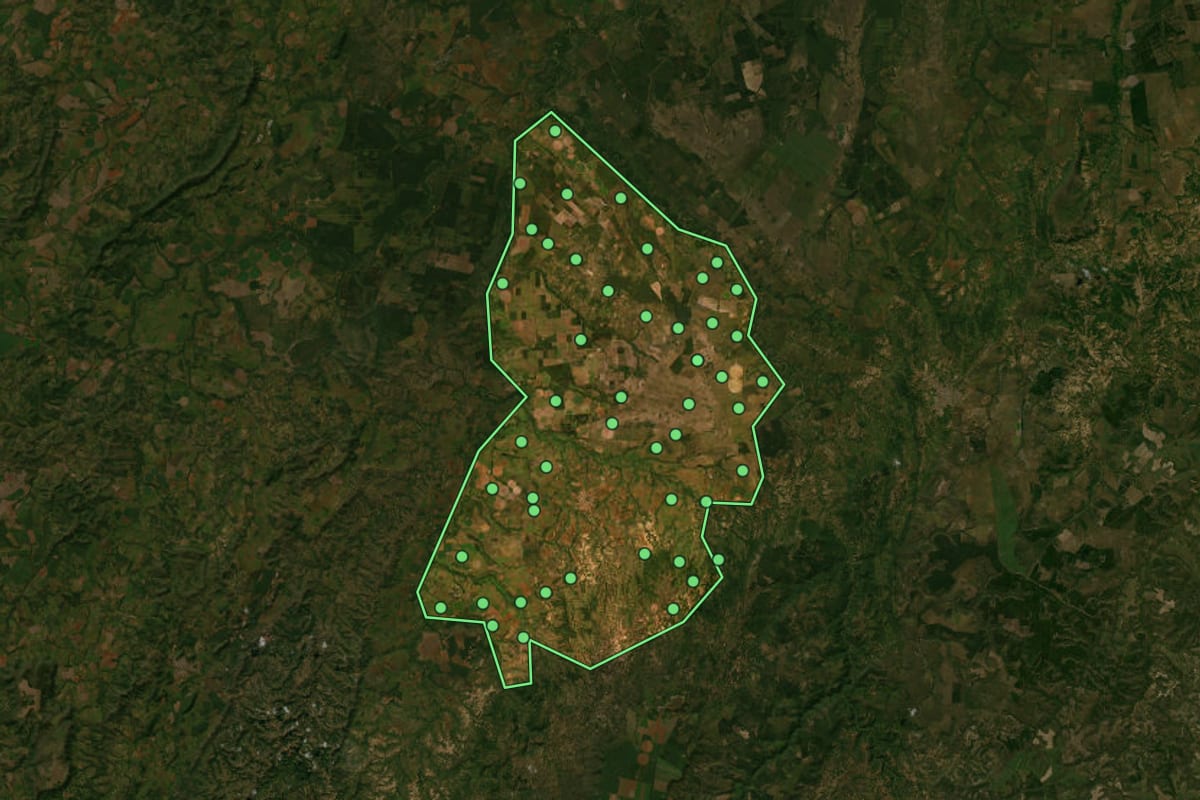 Imagem de satélite de Lagoa Grande (MG), com o contorno do município e a posição dos imóveis desta página.