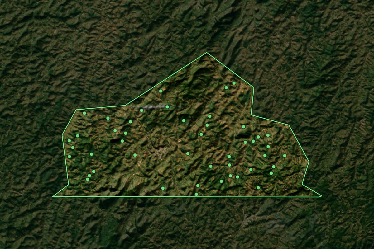 Imagem de satélite de Lajinha (MG), com o contorno do município e a posição dos imóveis desta página.