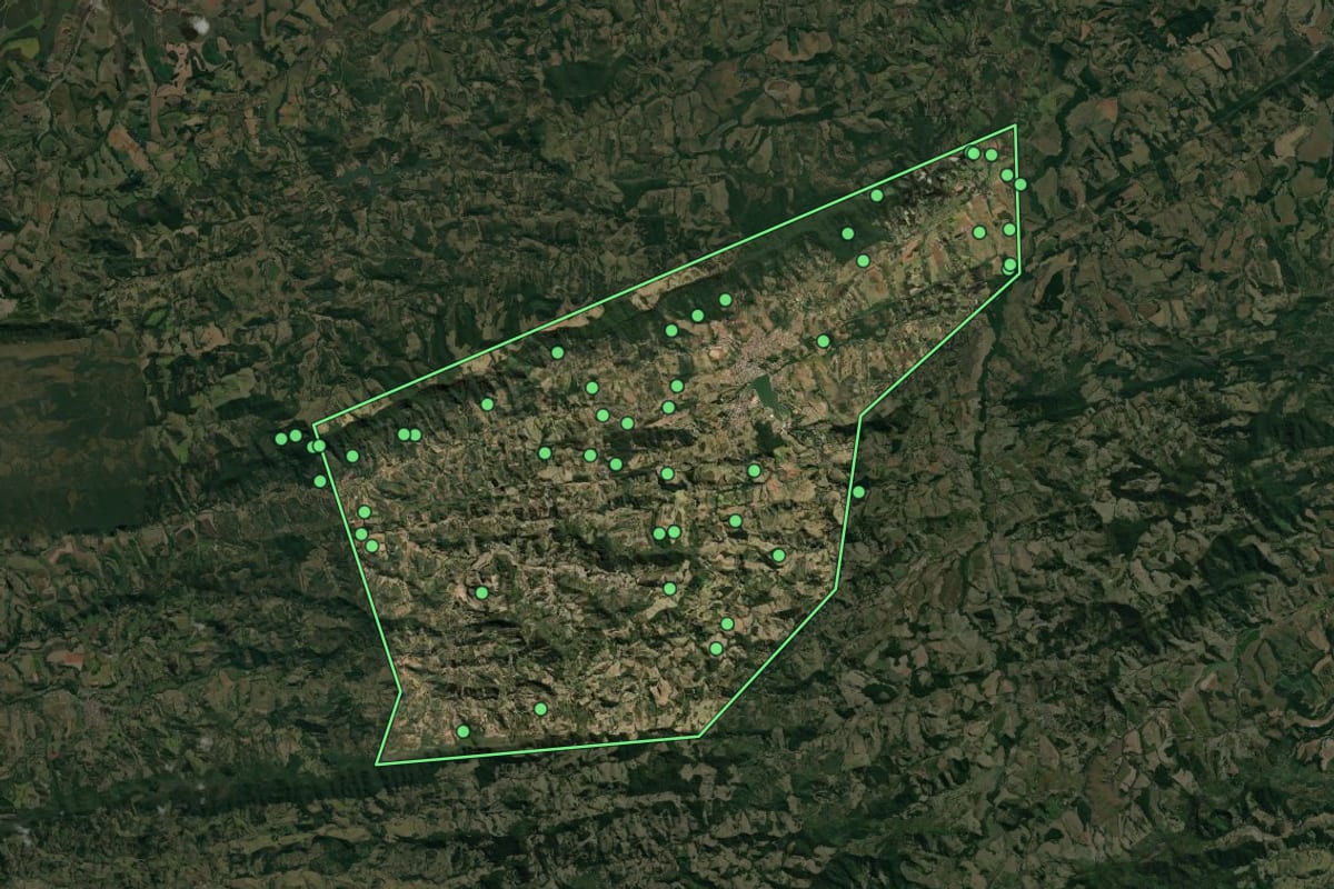 Imagem de satélite de Lambari (MG), com o contorno do município e a posição dos imóveis desta página.