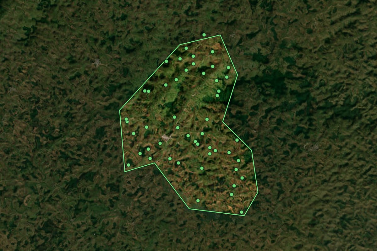 Imagem de satélite de Laranjal (MG), com o contorno do município e a posição dos imóveis desta página.