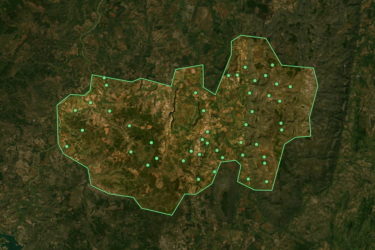 Imagem de satélite de Lassance (MG), com o contorno do município e a posição dos imóveis desta página.