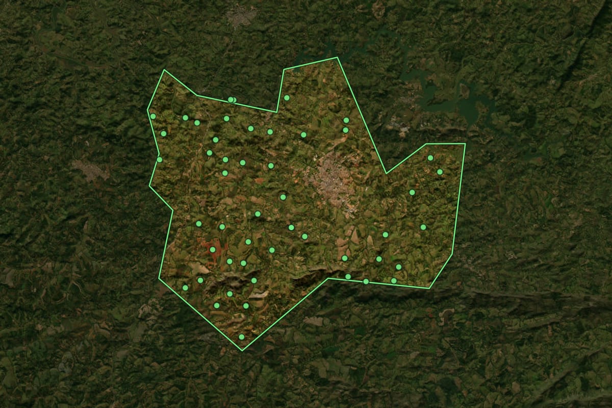 Imagem de satélite de Lavras (MG), com o contorno do município e a posição dos imóveis desta página.