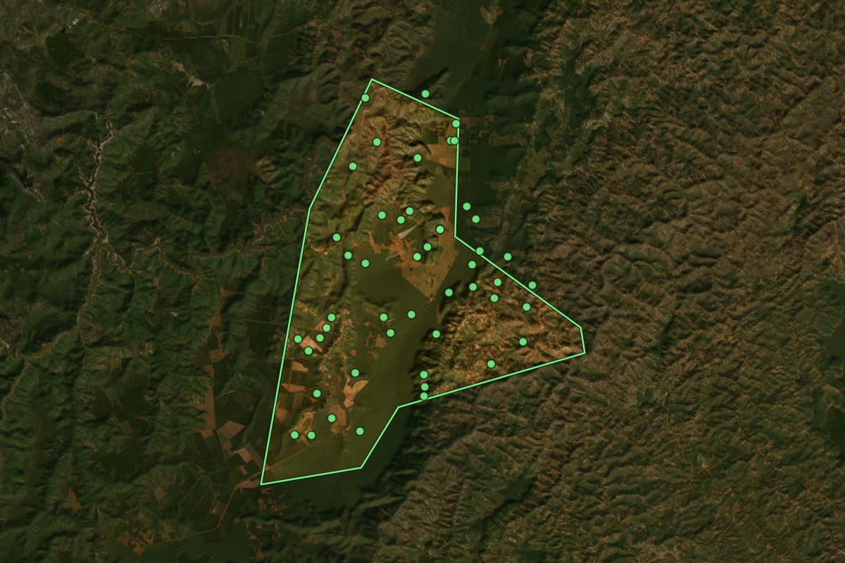Imagem de satélite de Leme do Prado (MG), com o contorno do município e a posição dos imóveis desta página.