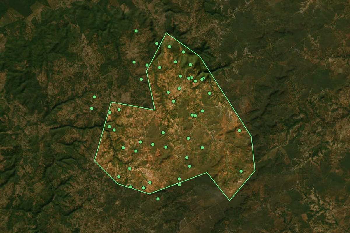 Imagem de satélite de Lontra (MG), com o contorno do município e a posição dos imóveis desta página.