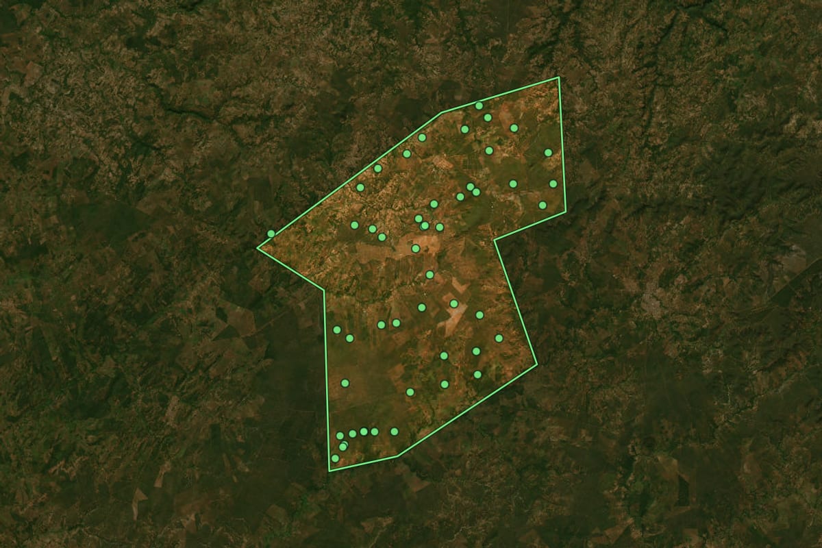 Imagem de satélite de Luislândia (MG), com o contorno do município e a posição dos imóveis desta página.