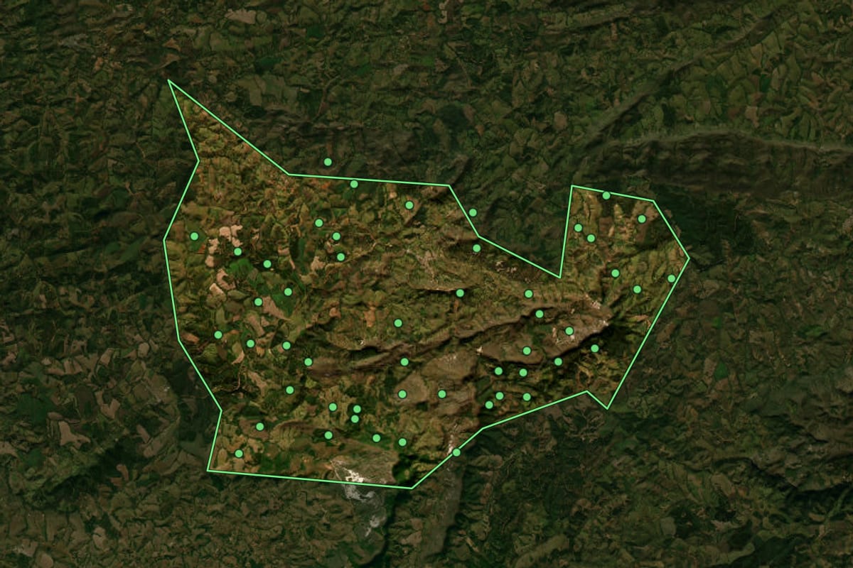 Imagem de satélite de Luminárias (MG), com o contorno do município e a posição dos imóveis desta página.