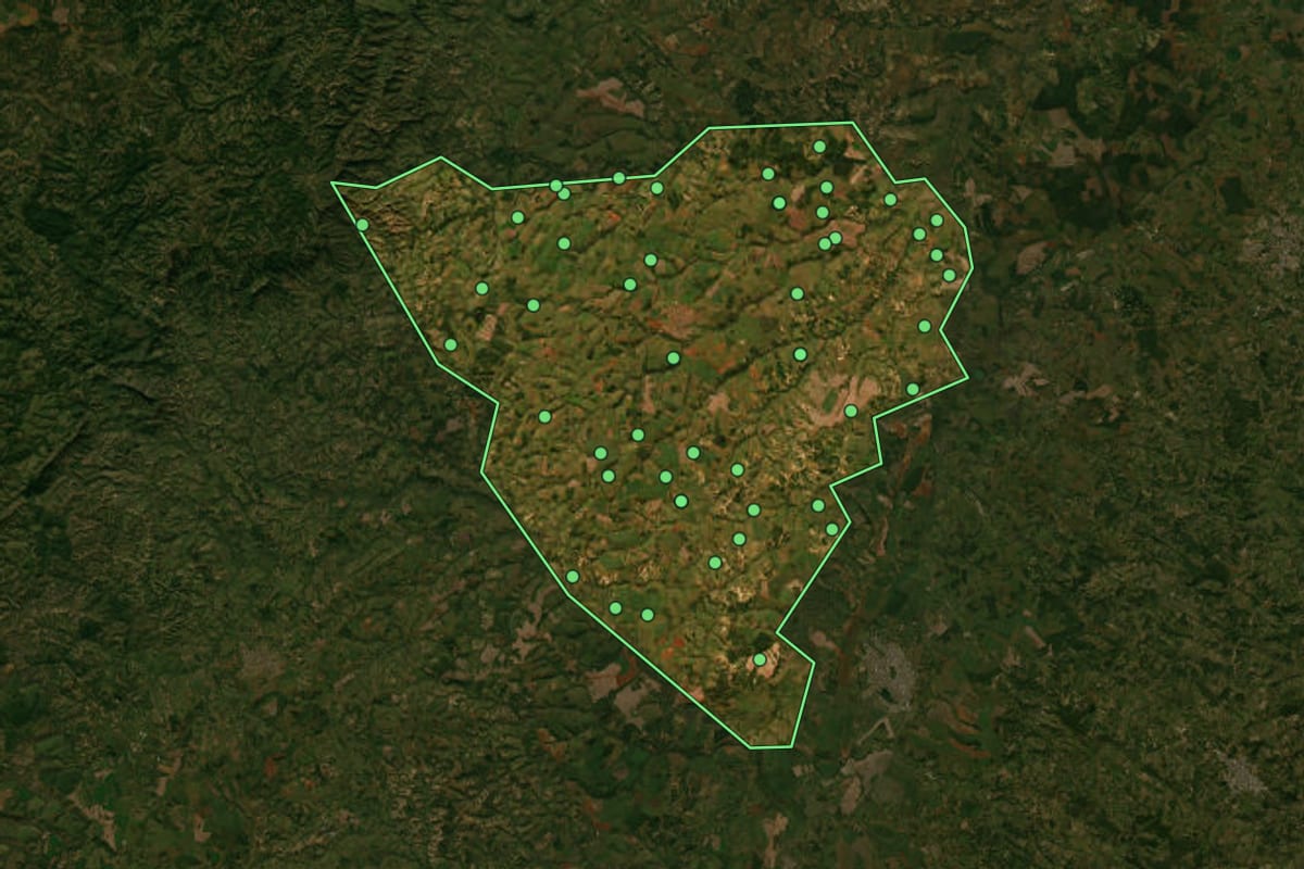 Imagem de satélite de Luz (MG), com o contorno do município e a posição dos imóveis desta página.