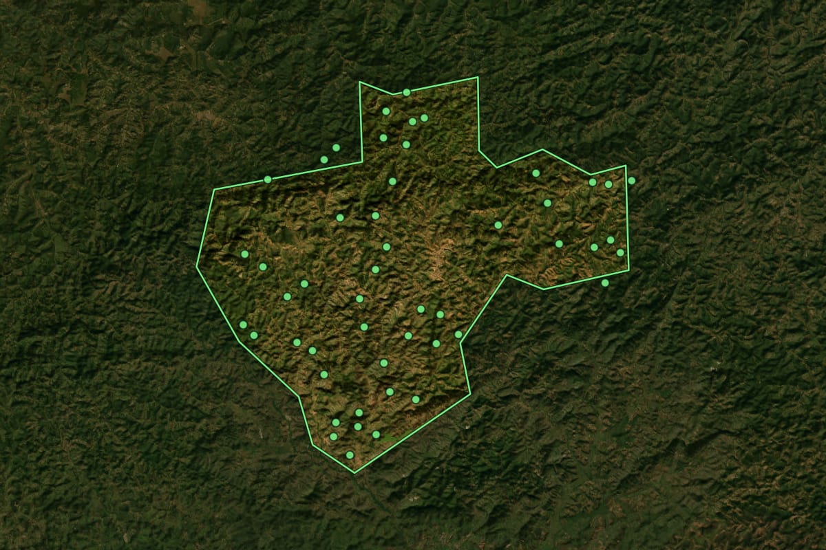 Imagem de satélite de Malacacheta (MG), com o contorno do município e a posição dos imóveis desta página.