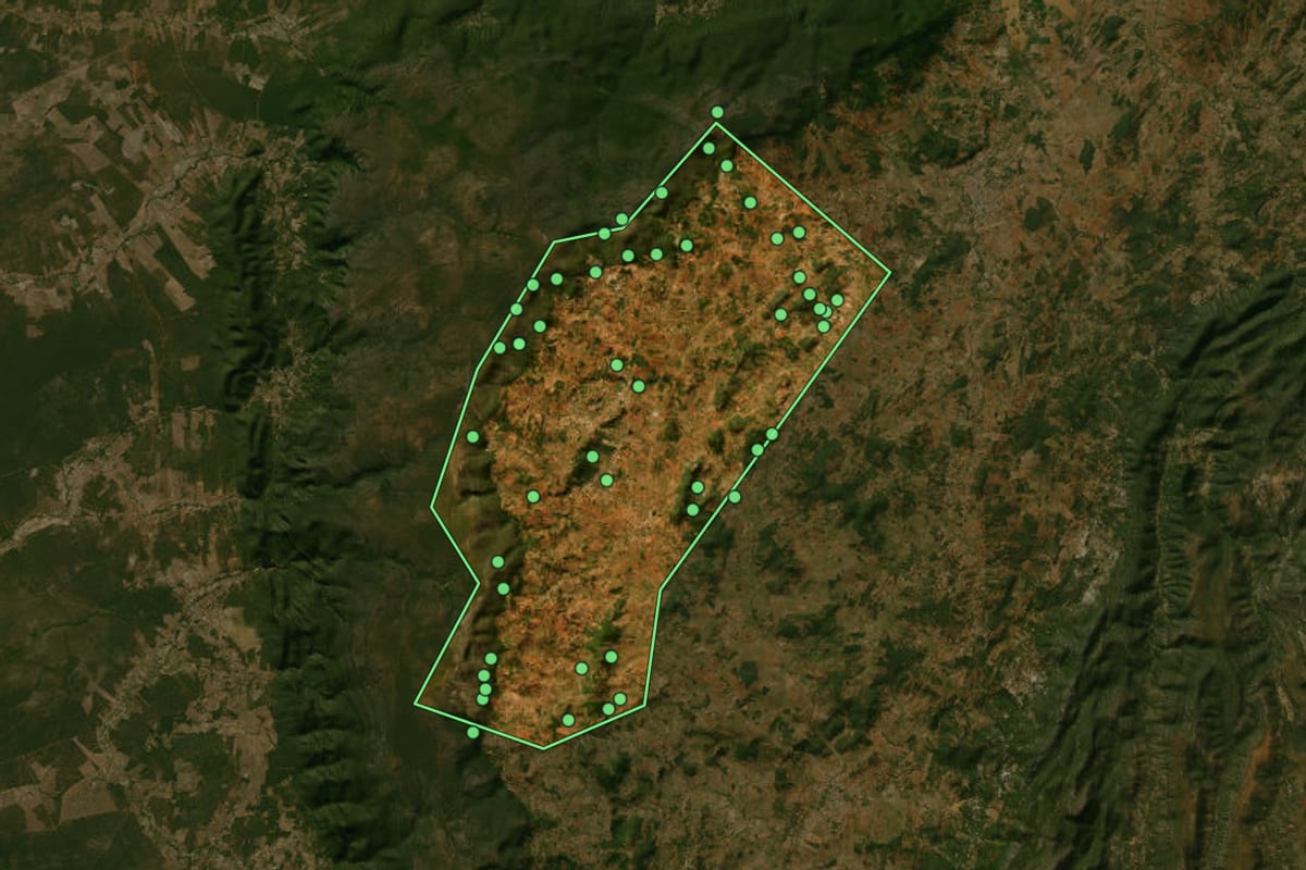 Imagem de satélite de Mamonas (MG), com o contorno do município e a posição dos imóveis desta página.