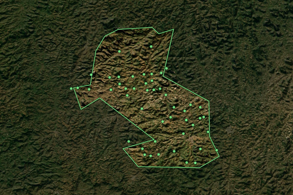 Imagem de satélite de Mantena (MG), com o contorno do município e a posição dos imóveis desta página.
