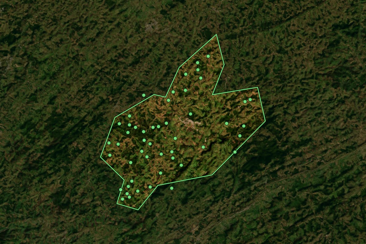 Imagem de satélite de Mar de Espanha (MG), com o contorno do município e a posição dos imóveis desta página.