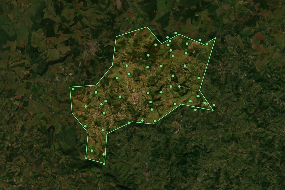 Imagem de satélite de Maravilhas (MG), com o contorno do município e a posição dos imóveis desta página.
