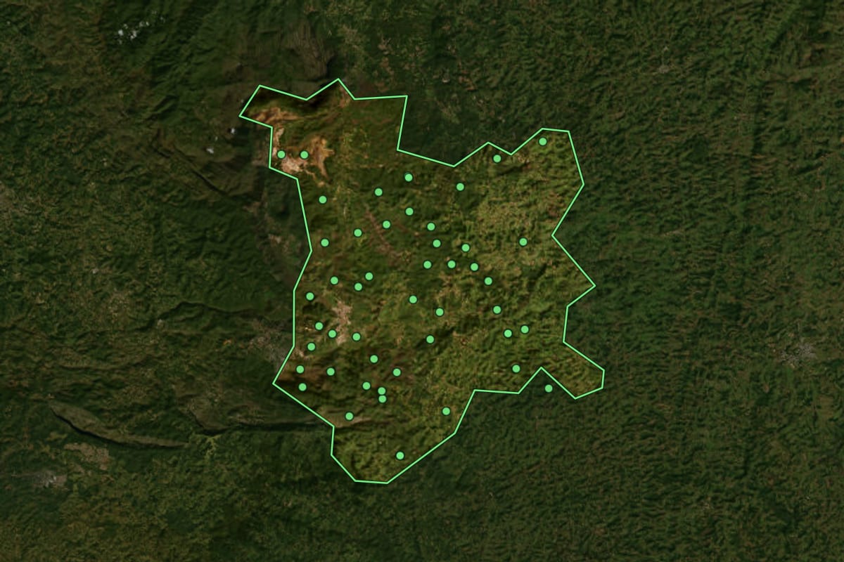Imagem de satélite de Mariana (MG), com o contorno do município e a posição dos imóveis desta página.