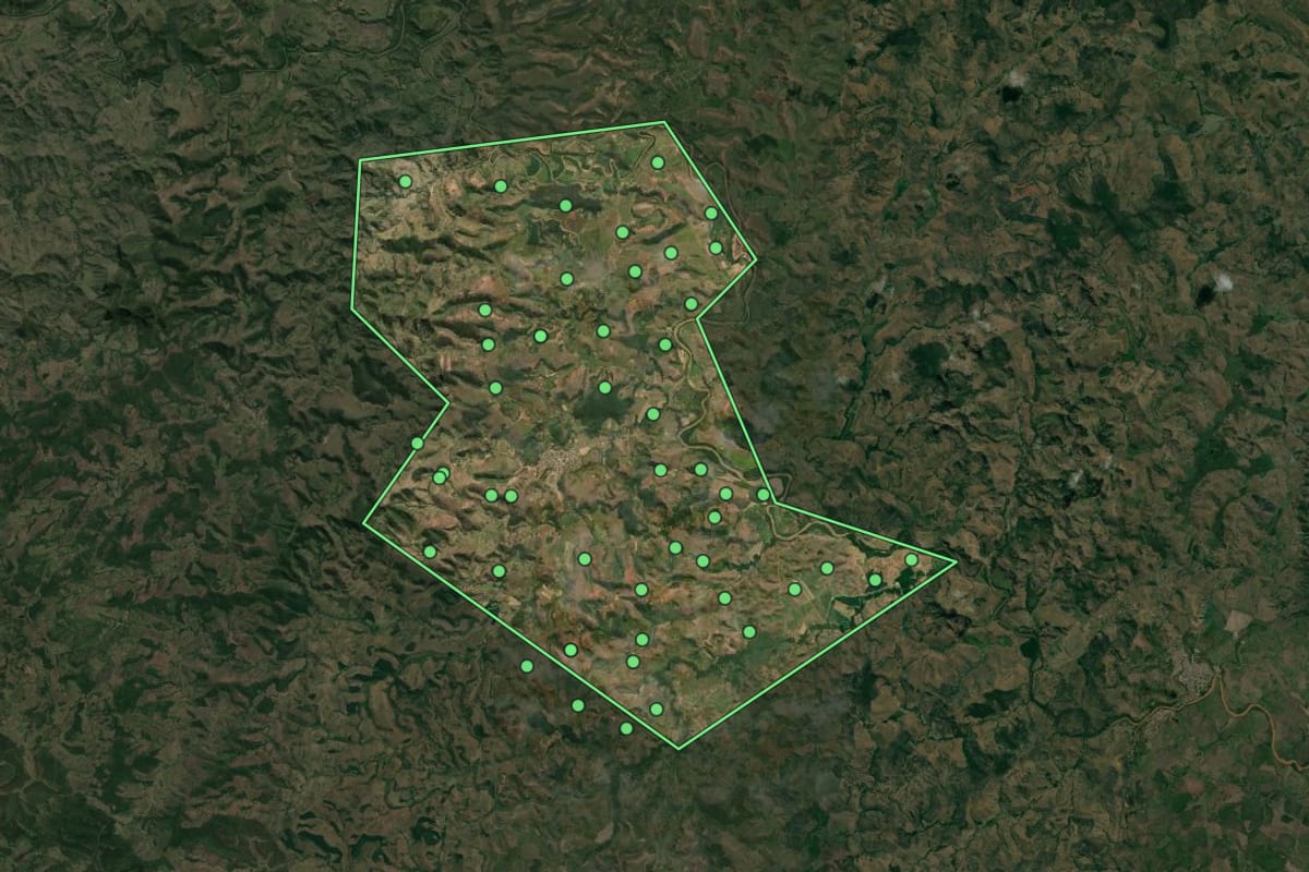 Imagem de satélite de Marilac (MG), com o contorno do município e a posição dos imóveis desta página.