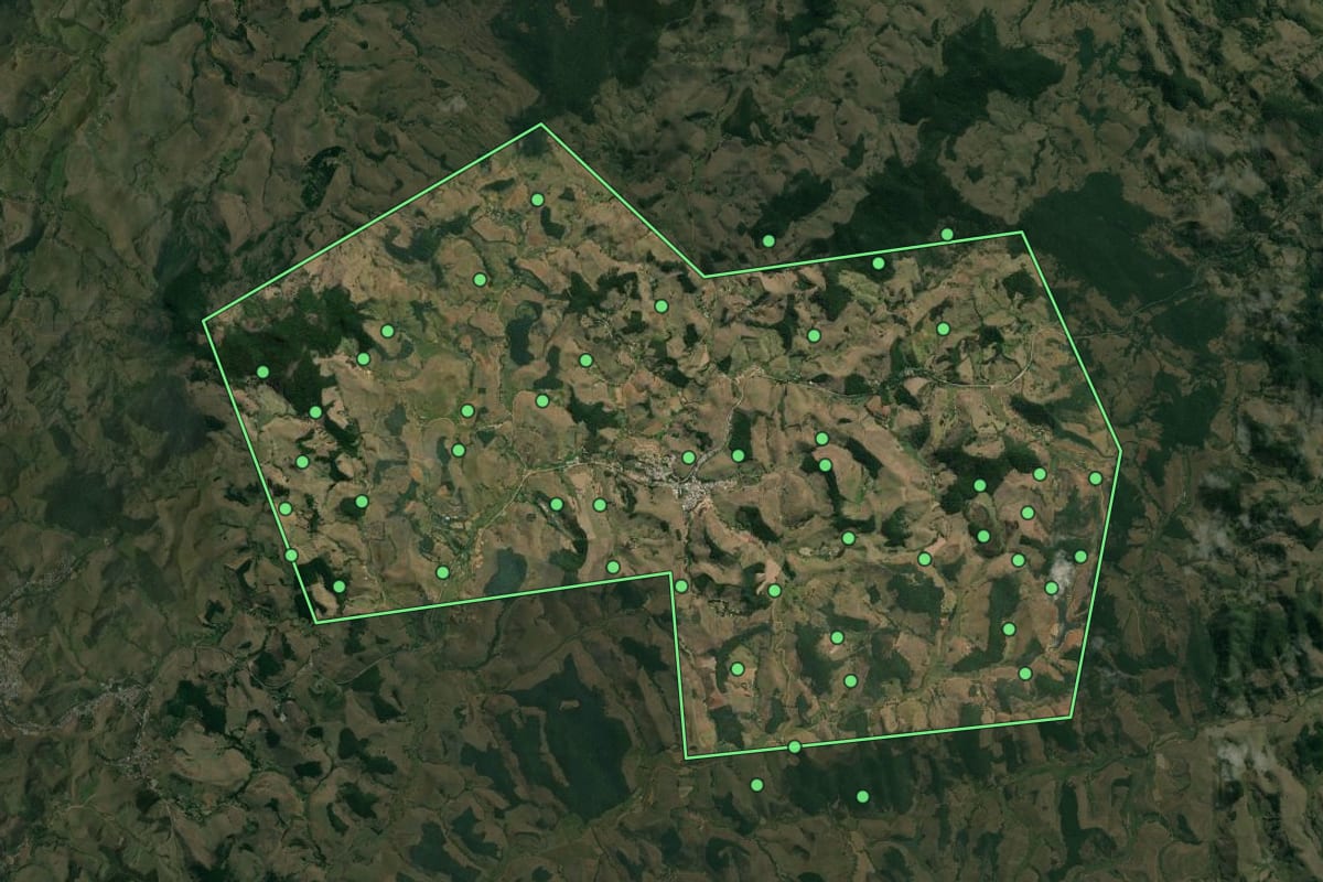 Imagem de satélite de Maripá de Minas (MG), com o contorno do município e a posição dos imóveis desta página.