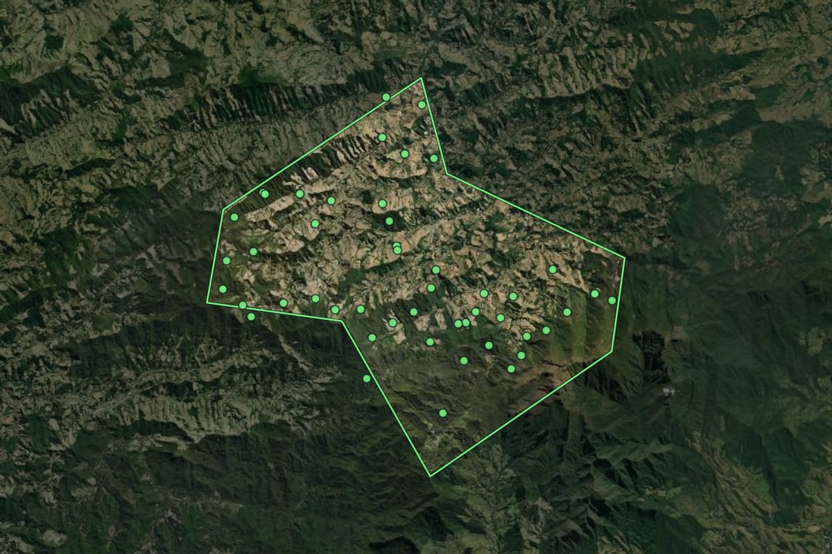 Imagem de satélite de Marmelópolis (MG), com o contorno do município e a posição dos imóveis desta página.