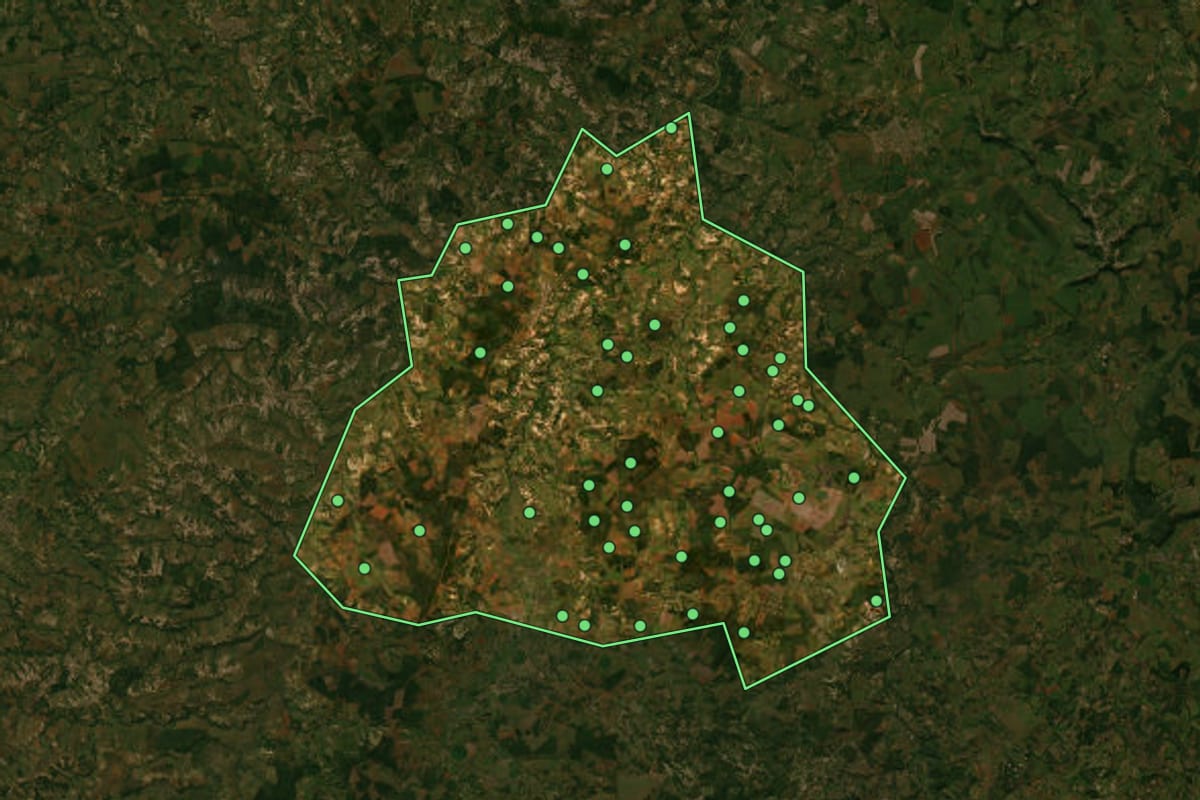 Imagem de satélite de Martinho Campos (MG), com o contorno do município e a posição dos imóveis desta página.