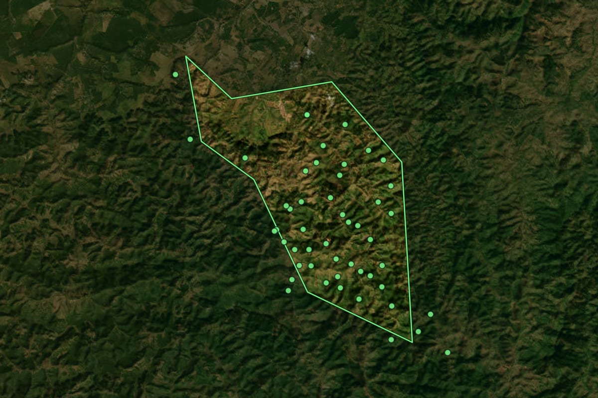 Imagem de satélite de Mata Verde (MG), com o contorno do município e a posição dos imóveis desta página.