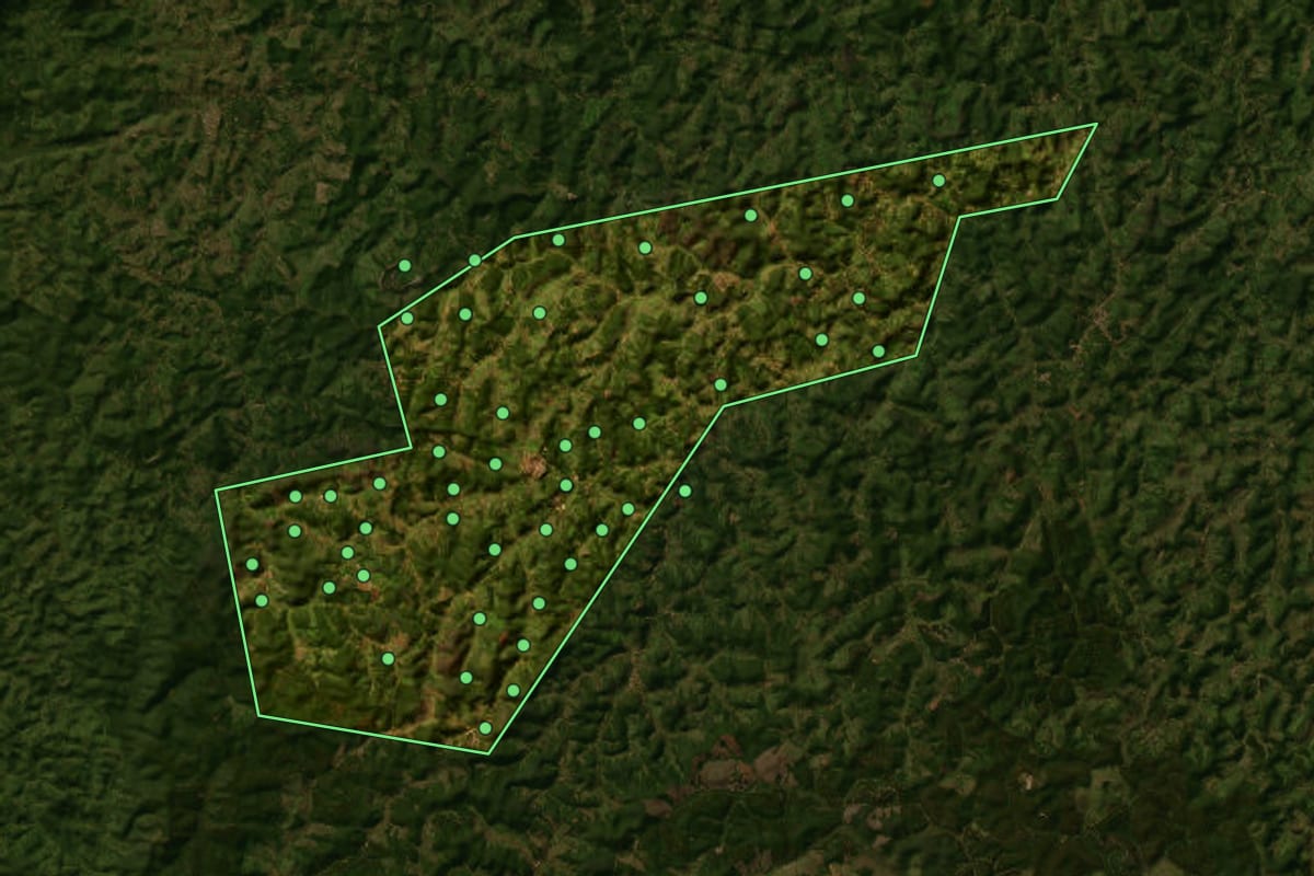 Imagem de satélite de Materlândia (MG), com o contorno do município e a posição dos imóveis desta página.