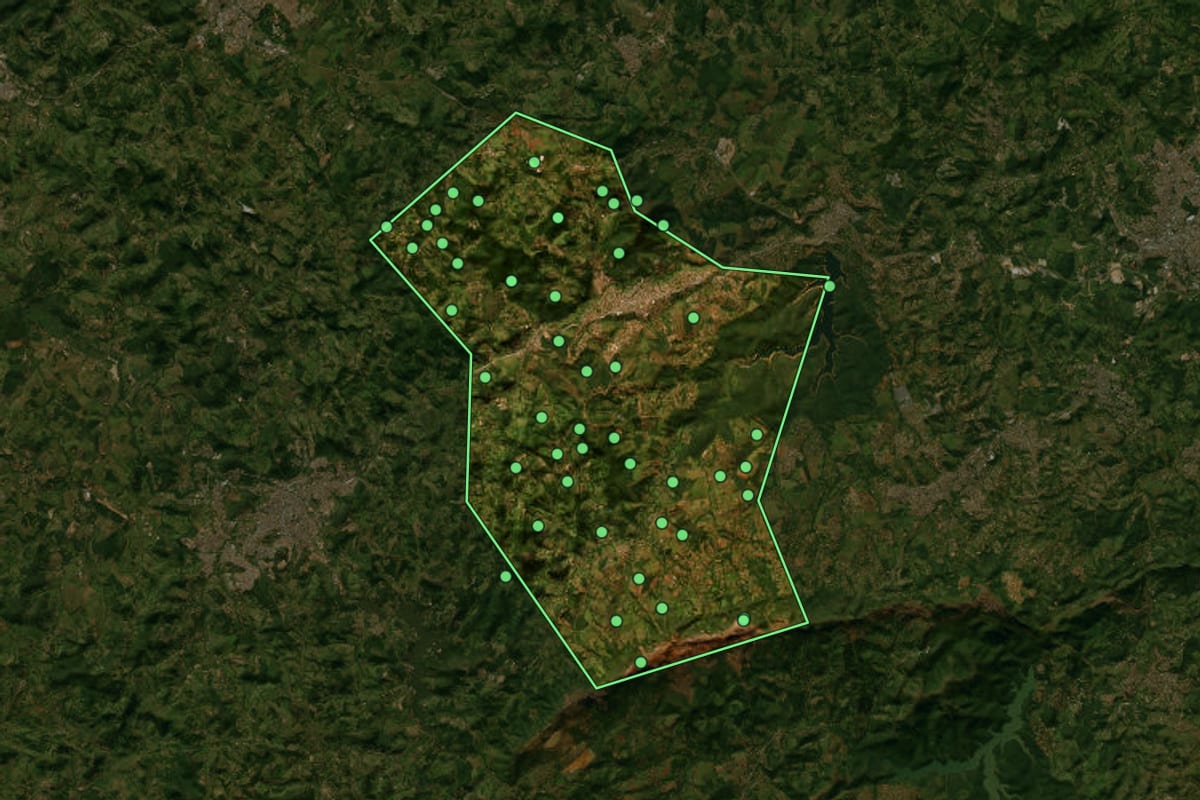 Imagem de satélite de Mateus Leme (MG), com o contorno do município e a posição dos imóveis desta página.