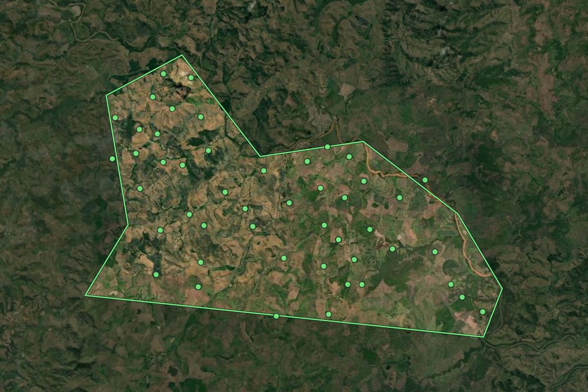 Imagem de satélite de Mathias Lobato (MG), com o contorno do município e a posição dos imóveis desta página.