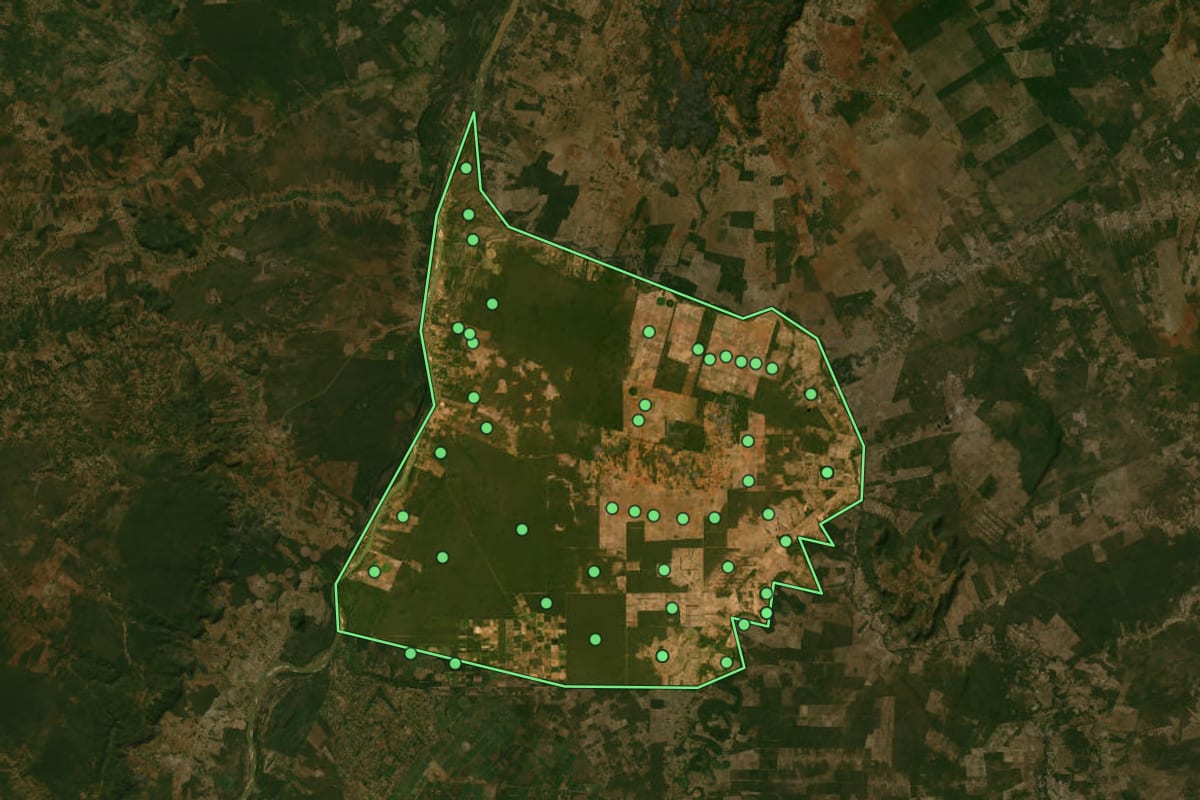 Imagem de satélite de Matias Cardoso (MG), com o contorno do município e a posição dos imóveis desta página.
