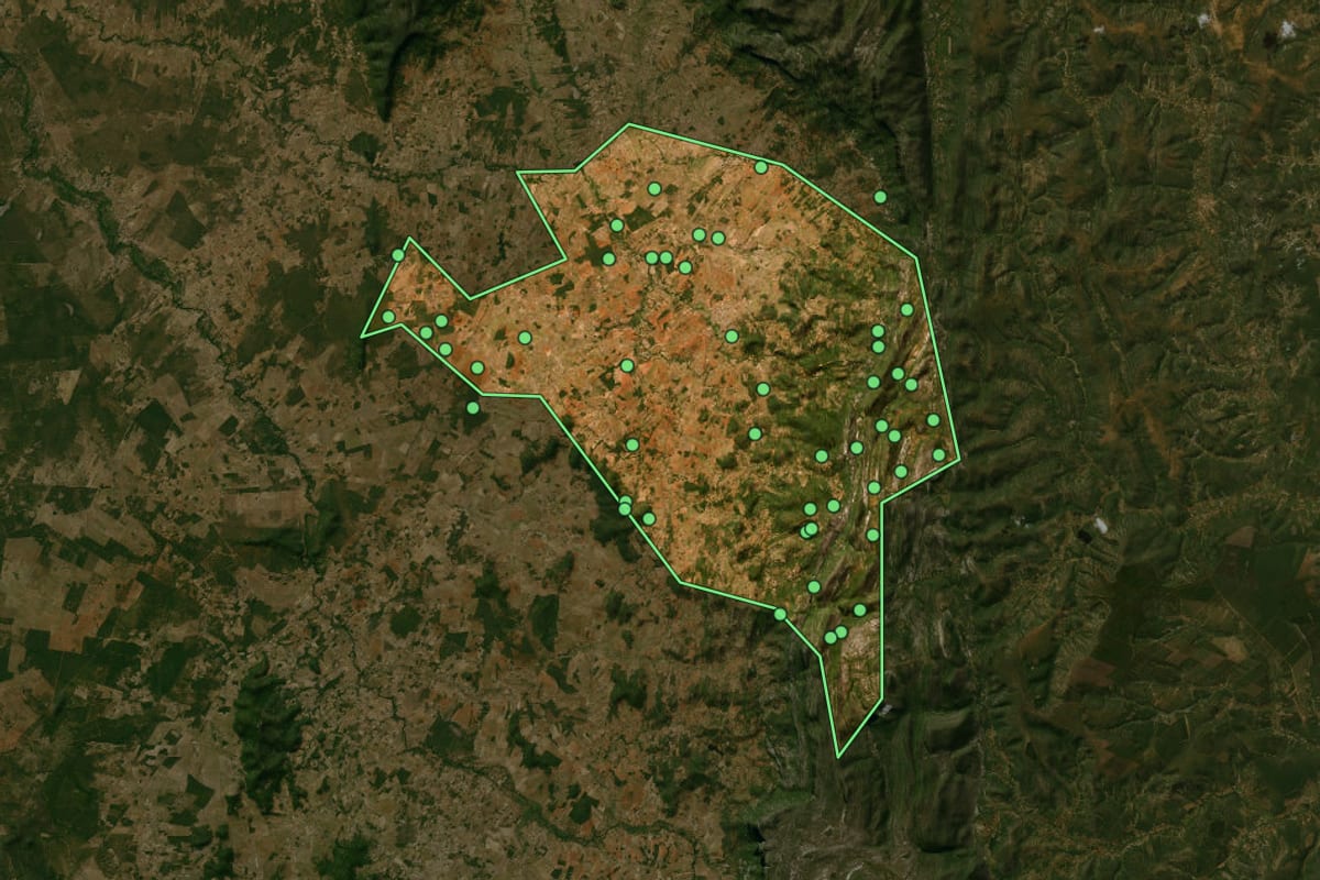 Imagem de satélite de Mato Verde (MG), com o contorno do município e a posição dos imóveis desta página.