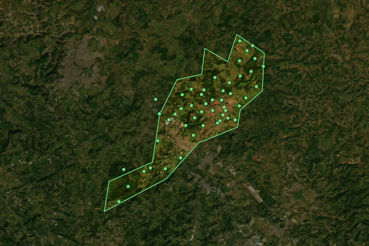 Imagem de satélite de Matozinhos (MG), com o contorno do município e a posição dos imóveis desta página.