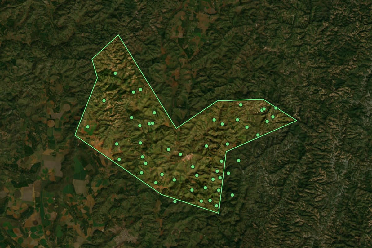 Imagem de satélite de Matutina (MG), com o contorno do município e a posição dos imóveis desta página.