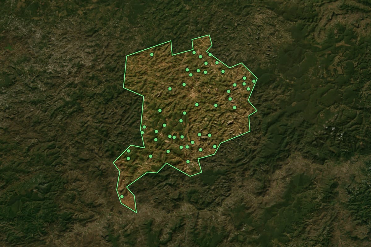 Imagem de satélite de Medina (MG), com o contorno do município e a posição dos imóveis desta página.