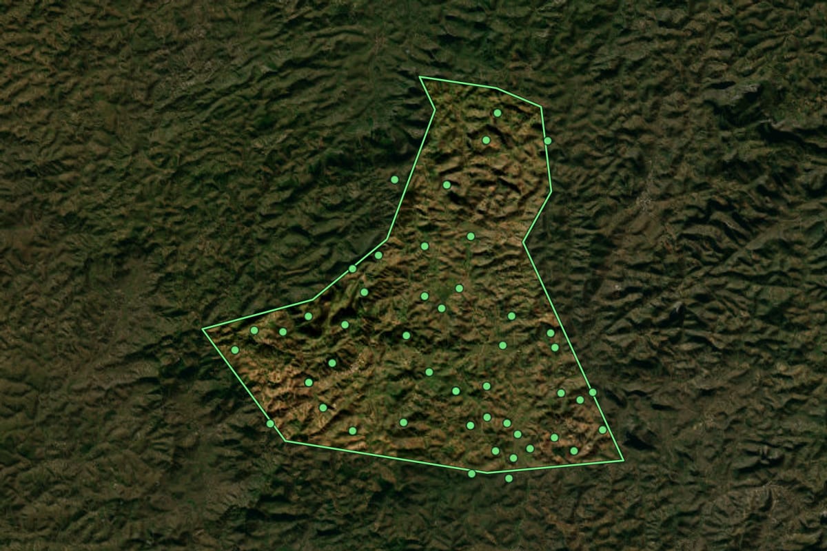 Imagem de satélite de Mendes Pimentel (MG), com o contorno do município e a posição dos imóveis desta página.
