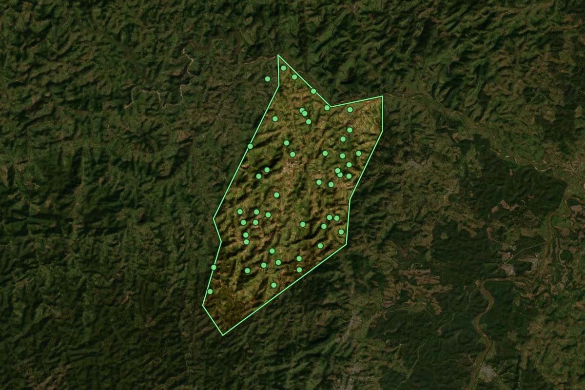 Imagem de satélite de Mesquita (MG), com o contorno do município e a posição dos imóveis desta página.
