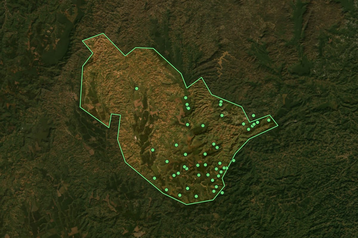 Imagem de satélite de Minas Novas (MG), com o contorno do município e a posição dos imóveis desta página.
