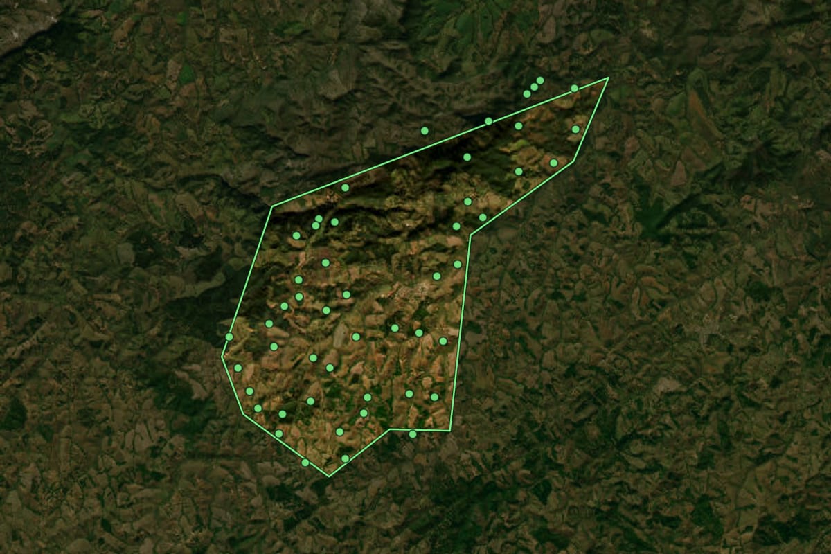 Imagem de satélite de Minduri (MG), com o contorno do município e a posição dos imóveis desta página.