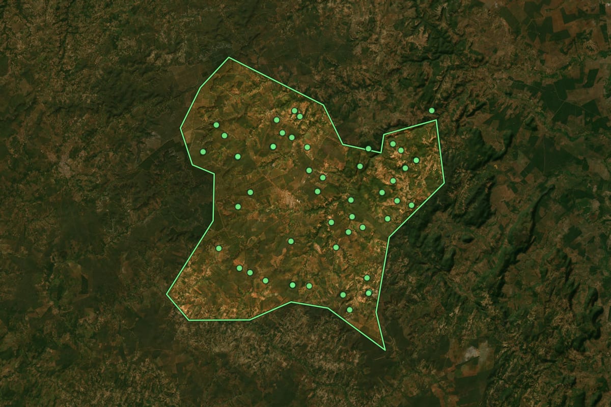 Imagem de satélite de Mirabela (MG), com o contorno do município e a posição dos imóveis desta página.