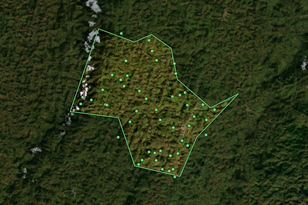 Imagem de satélite de Miradouro (MG), com o contorno do município e a posição dos imóveis desta página.